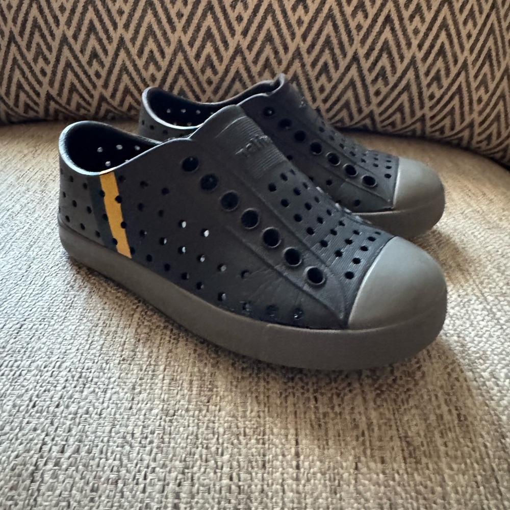 Native shoes toddler size C8